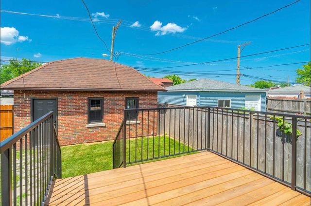 7137 N Francisco Avenue, Chicago, IL 60645