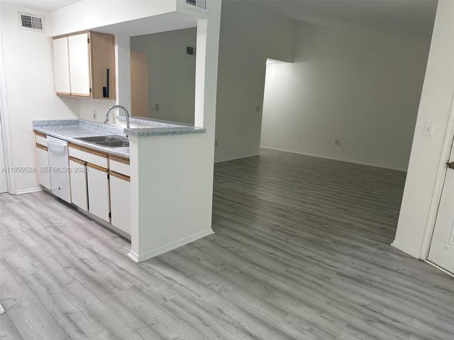 2420 NW 33rd St 1011, Oakland Park, FL 33309