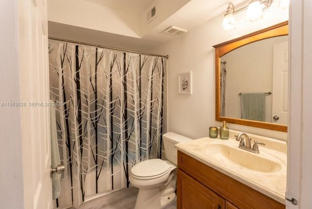 2420 NW 33rd St 1011, Oakland Park, FL 33309