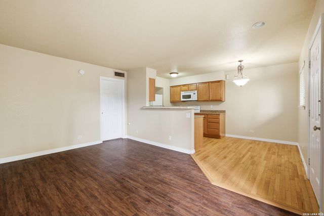 255 E Rampart Dr Unit 206, San Antonio, TX 78216