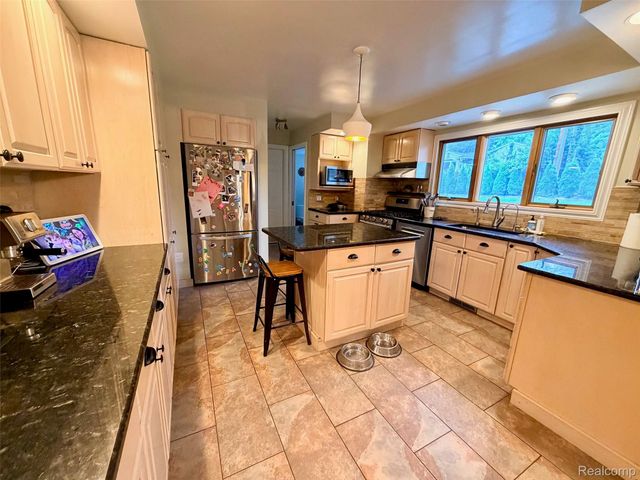 6820 White Pine Drive, Bloomfield Charter Township, MI 48301