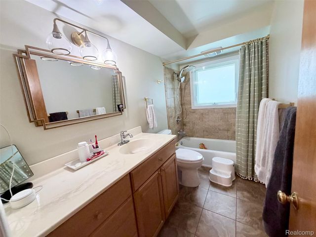 6820 White Pine Drive, Bloomfield Charter Township, MI 48301