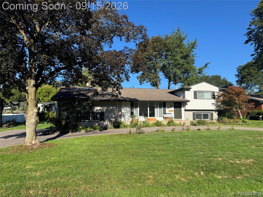 6820 White Pine Drive, Bloomfield Charter Township, MI 48301