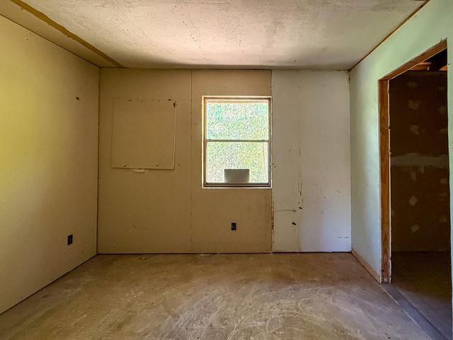 142 W Hickory Cove, Onalaska, TX 77360