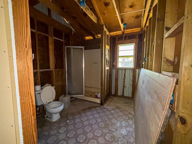 142 W Hickory Cove, Onalaska, TX 77360