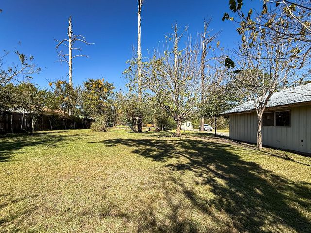 142 W Hickory Cove, Onalaska, TX 77360