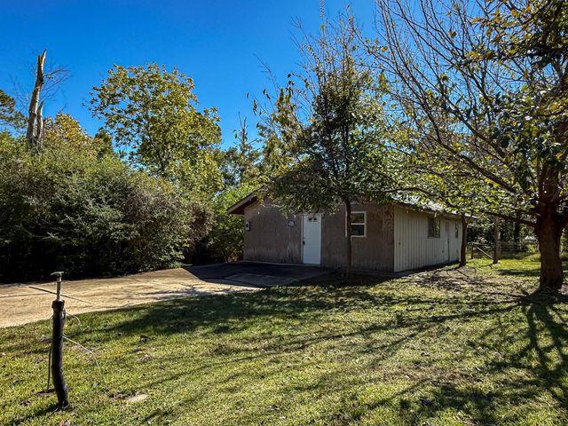 142 W Hickory Cove, Onalaska, TX 77360