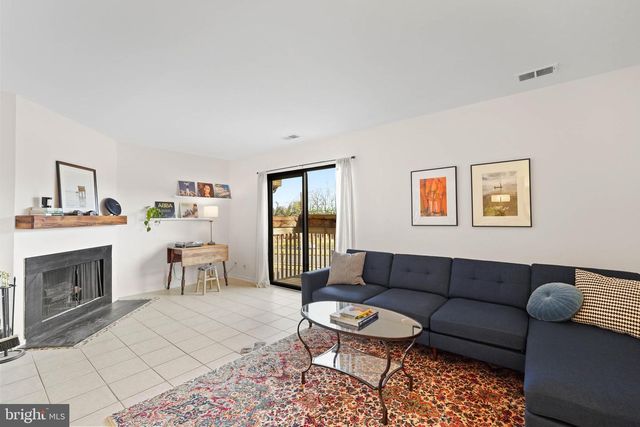 2716 GLENGYLE DR, Vienna, VA 22181