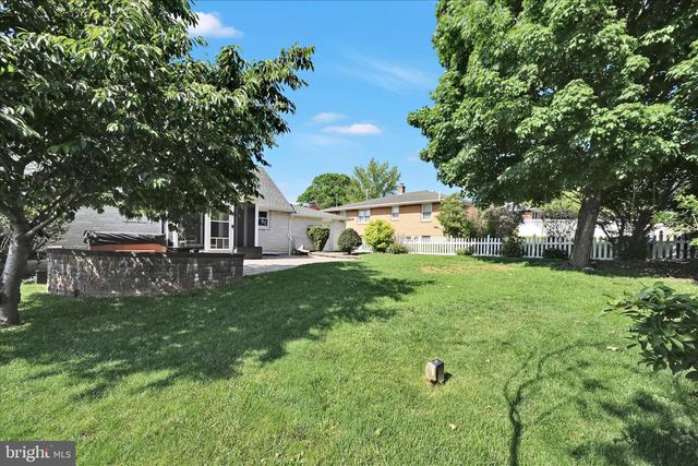 14 W WALNUT ST, Cleona, PA 17042