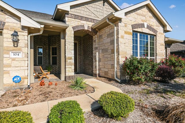 104 W Highfield ST, Hutto, TX 78634