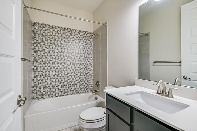 104 W Highfield ST, Hutto, TX 78634