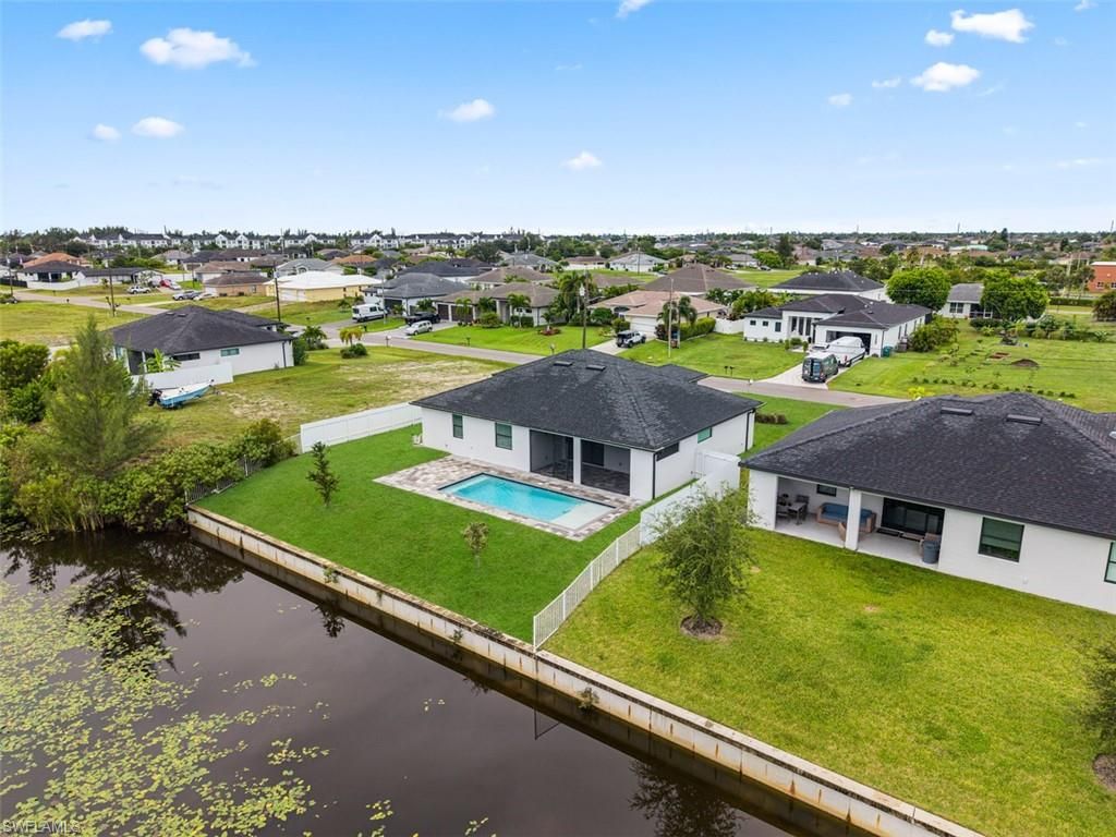 Image 6 of property listing at 1124 SW 4th LN, Cape Coral, FL 33991