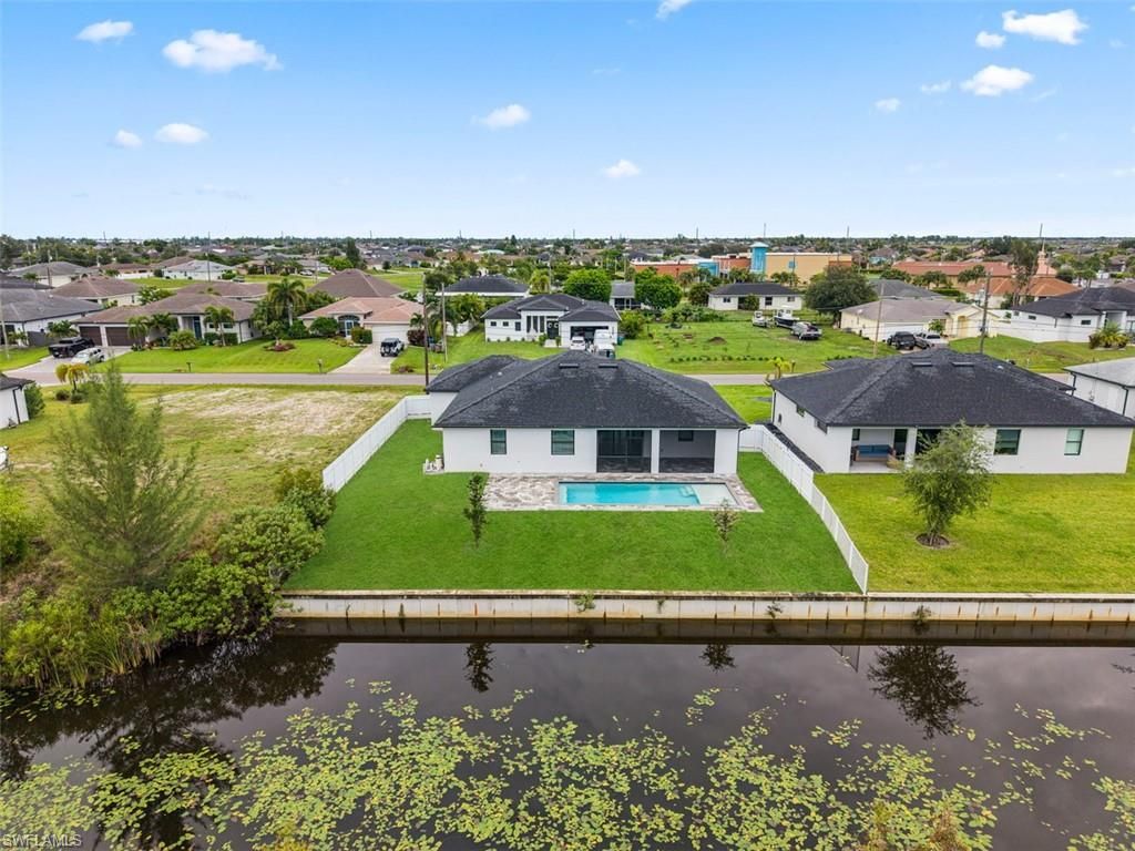 Image 7 of property listing at 1124 SW 4th LN, Cape Coral, FL 33991
