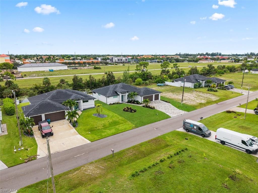 Image 8 of property listing at 1124 SW 4th LN, Cape Coral, FL 33991
