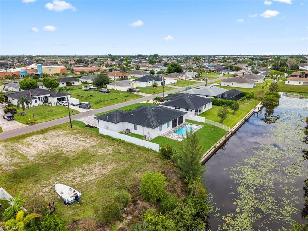 Image 9 of property listing at 1124 SW 4th LN, Cape Coral, FL 33991