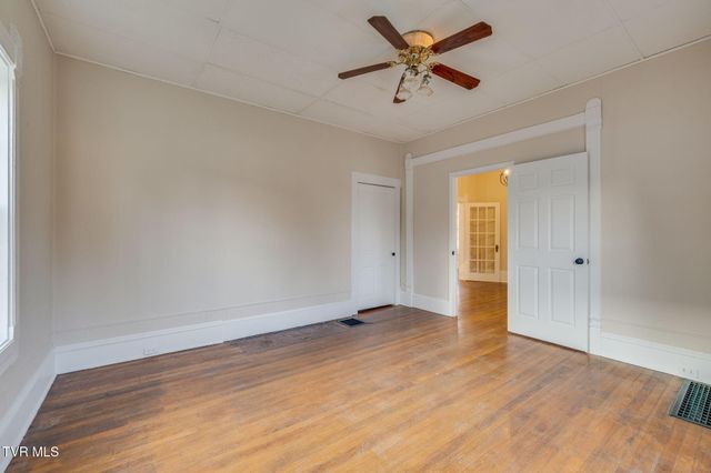 201 East Unaka Avenue, Johnson City, TN 37601