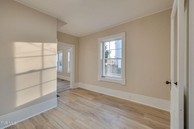 201 East Unaka Avenue, Johnson City, TN 37601