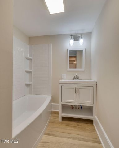 201 East Unaka Avenue, Johnson City, TN 37601