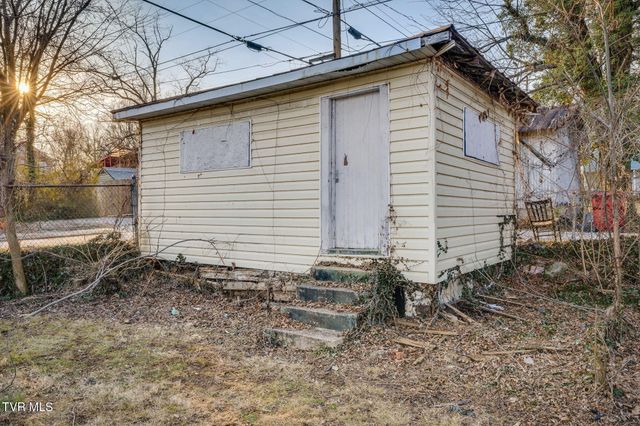 201 East Unaka Avenue, Johnson City, TN 37601