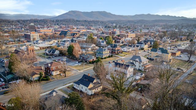 201 East Unaka Avenue, Johnson City, TN 37601