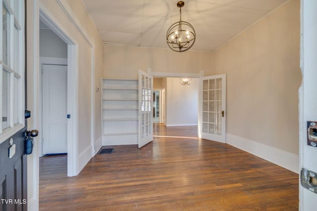 201 East Unaka Avenue, Johnson City, TN 37601