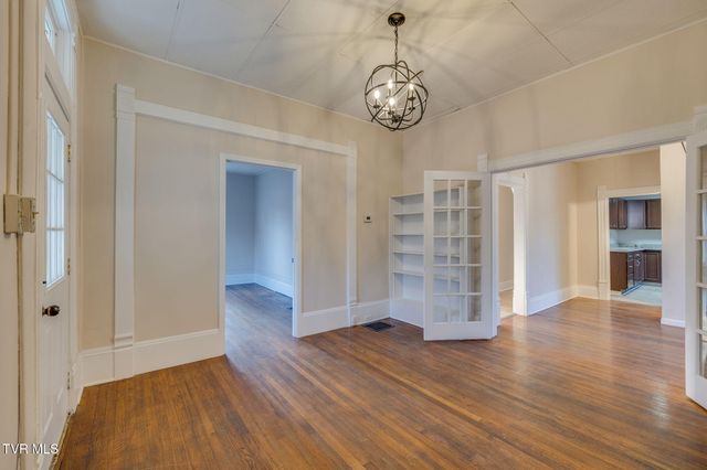 201 East Unaka Avenue, Johnson City, TN 37601