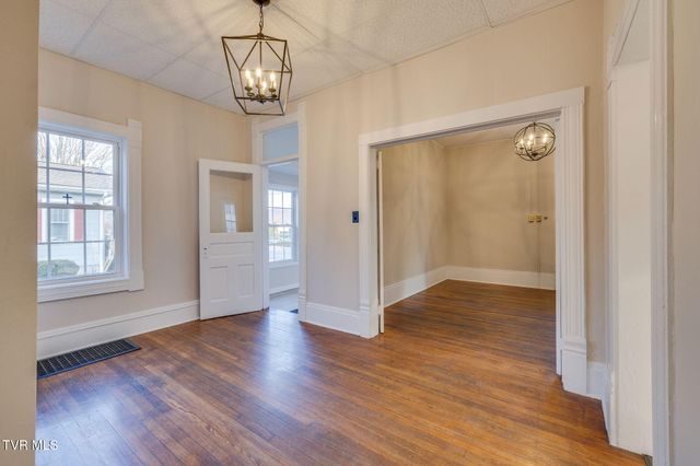 201 East Unaka Avenue, Johnson City, TN 37601