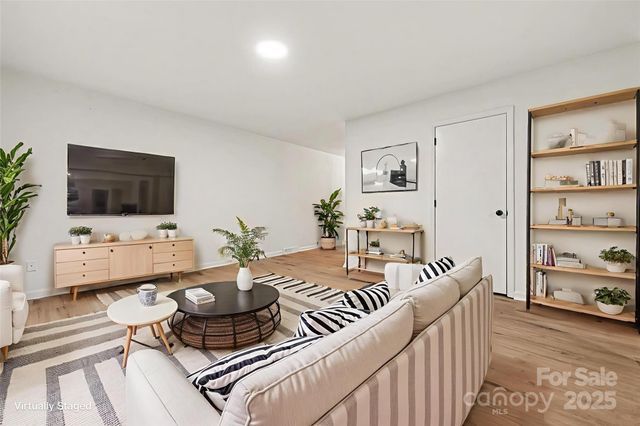 5003 Lakecrest Drive, Charlotte, NC 28215