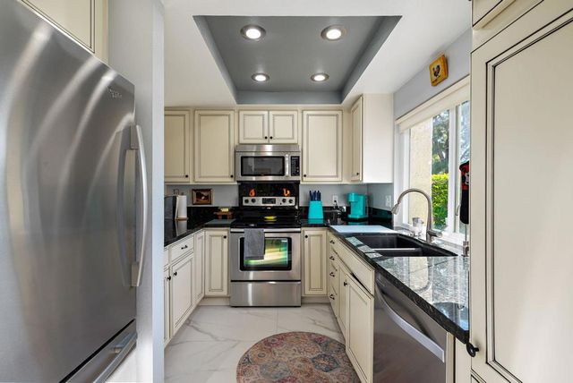 6071 Hazeltine Plaza, Palm Springs, CA 92264