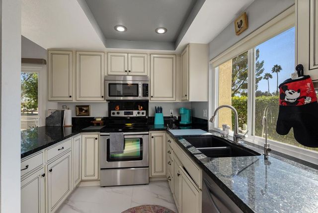 6071 Hazeltine Plaza, Palm Springs, CA 92264