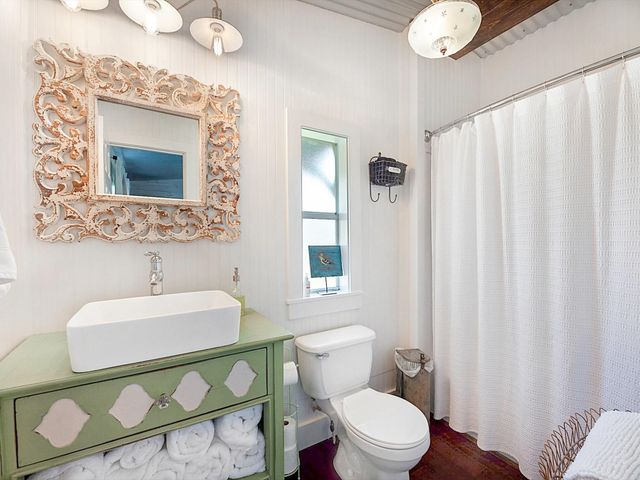 3643 Noak Road, Round Top, TX 78954