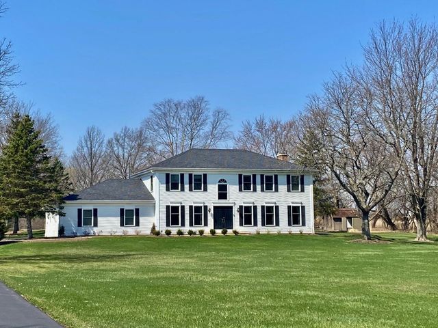 12 Crestview Lane, Lake Barrington, IL 60010