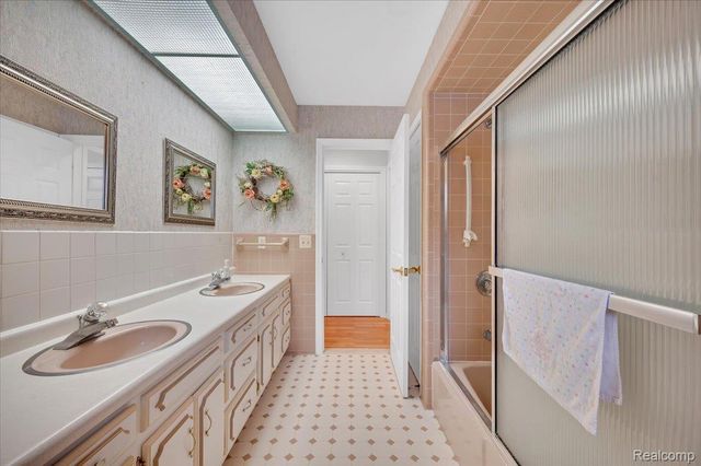 44680 Elizabeth Road, Clinton Charter Township, MI 48036