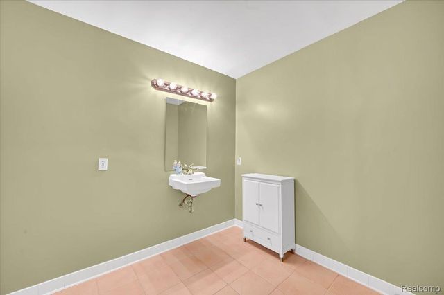 44680 Elizabeth Road, Clinton Charter Township, MI 48036