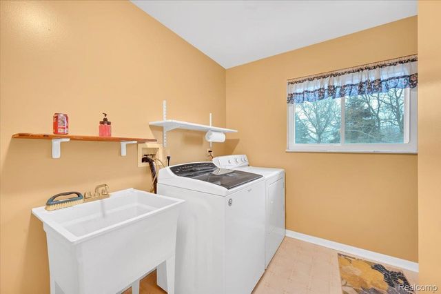 44680 Elizabeth Road, Clinton Charter Township, MI 48036