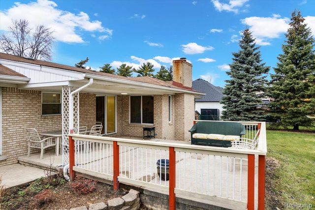 44680 Elizabeth Road, Clinton Charter Township, MI 48036