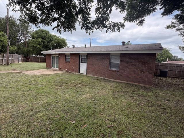 2514 Greenway Street, Arlington, TX 76010