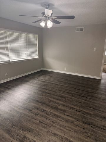 2514 Greenway Street, Arlington, TX 76010