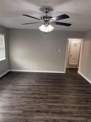2514 Greenway Street, Arlington, TX 76010