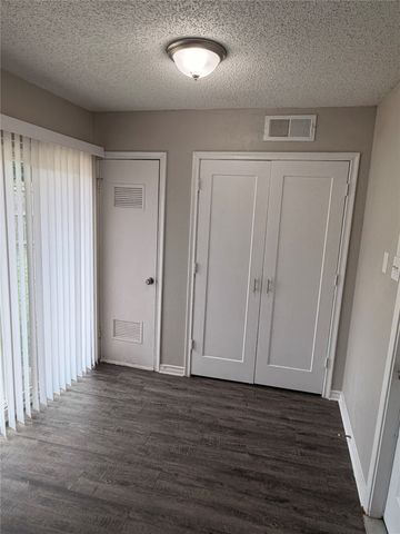 2514 Greenway Street, Arlington, TX 76010