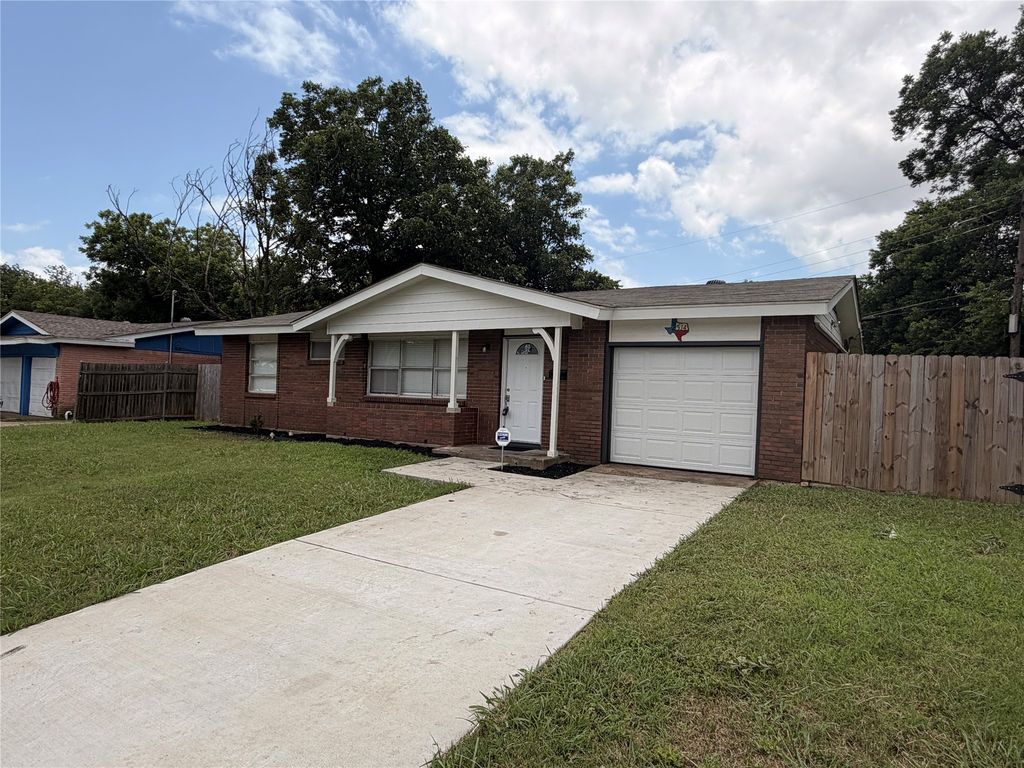 2514 Greenway Street, Arlington, TX 76010