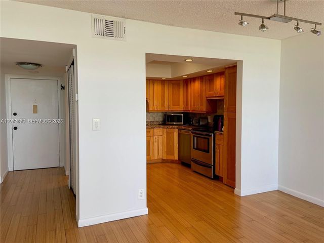 2025 NE 164th St 1015, North Miami Beach, FL 33162