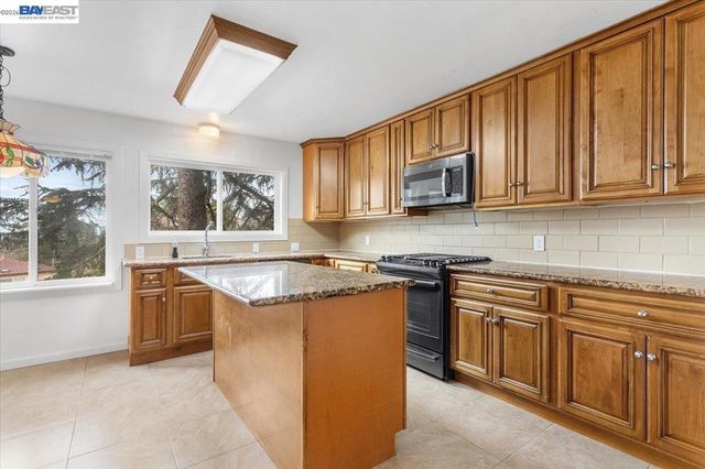 18028 18028 Almond Rd, Castro Valley, CA 94546