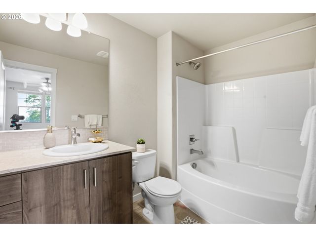 16417 Nw CHADWICK Way 203, Portland, OR 97229