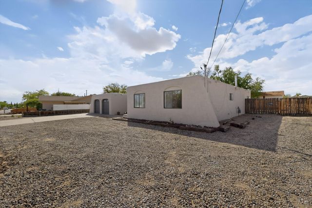 1401 35th Circle SE, Rio Rancho, NM 87124