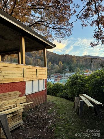 16 Drury Lane, Sylva, NC 28779