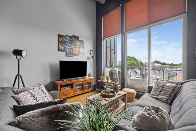 950 Broadway 27, Chelsea, MA 02150