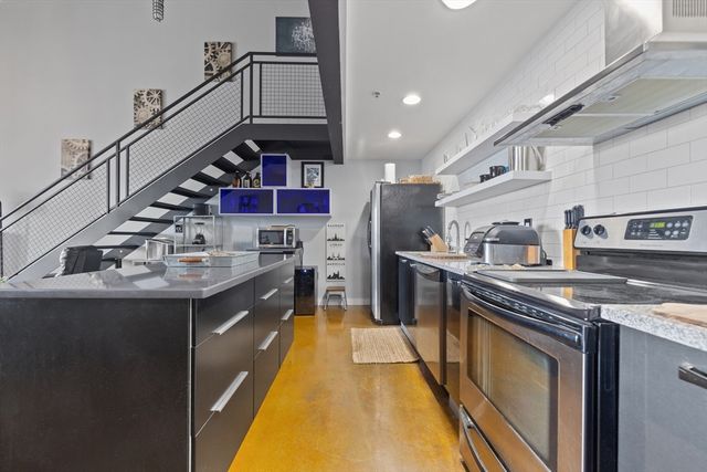 950 Broadway 27, Chelsea, MA 02150