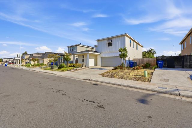 5843 W Laguna Avenue, Fresno, CA 93722