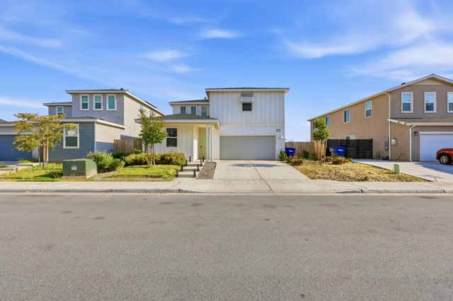 5843 W Laguna Avenue, Fresno, CA 93722